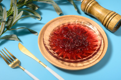 桌面上的盘子里的美味可口的玫瑰花酱