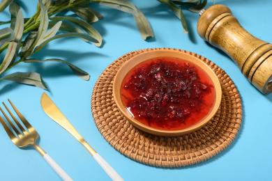 桌面上的盘子里的美味可口的玫瑰花酱