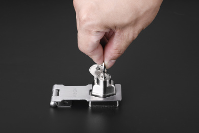 拧开不锈钢锁牌