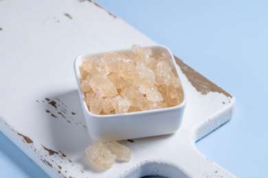 木砧板上的干雪燕