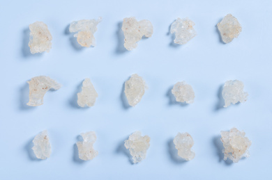 浅蓝色背景上整齐摆放的雪燕