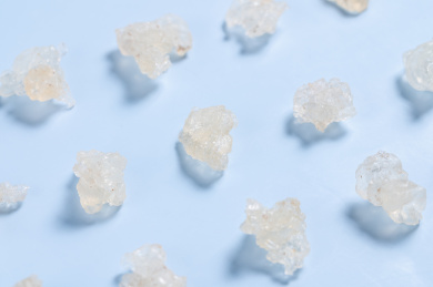 浅蓝色背景上整齐摆放的雪燕
