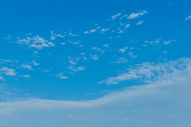 秋季蓝天漂浮的毛卷云自然景观