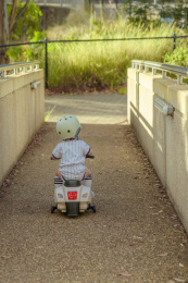 斜坡通道开摩托车男孩