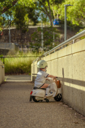 斜坡通道开摩托车男孩