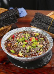 木底上放着一碗酸辣蕨根粉