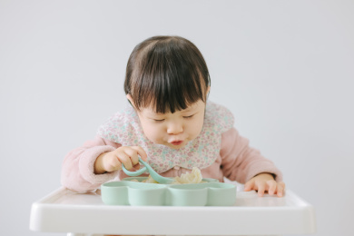 可爱的亚洲宝宝独自吃辅食
