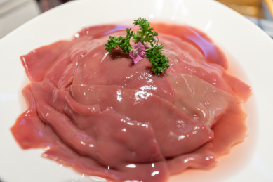 放在盘子里的猪腰花