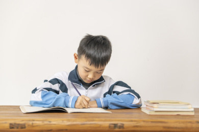 正在写作业的小学生