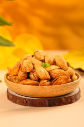 浅底上放着一盘巴旦木