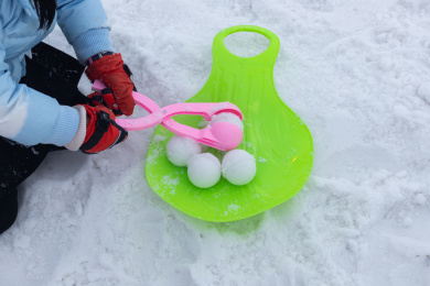 冬季玩雪夹雪球