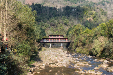 中国四川省成都市大邑县河流大山景色