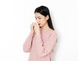 白色背中生病的东方女性