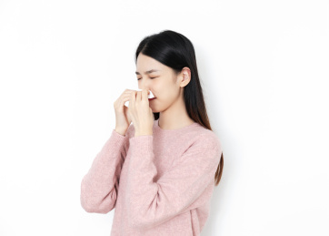 白色背中生病的东方女性