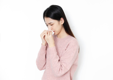 白色背中生病的东方女性