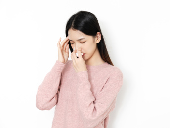 白色背中生病的东方女性