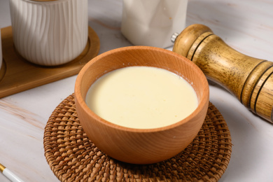 桌面上的碗里的美味可口的姜汁撞奶