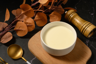 桌面上的碗里的美味可口的姜汁撞奶