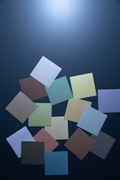 一些彩色方形标贴纸在黑色背景上