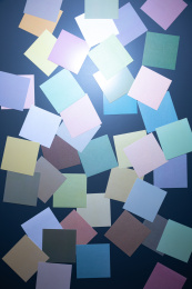 一些彩色方形标贴纸在黑色背景上