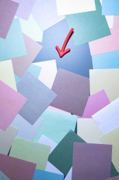 一个红色箭头在一些彩色标贴纸中