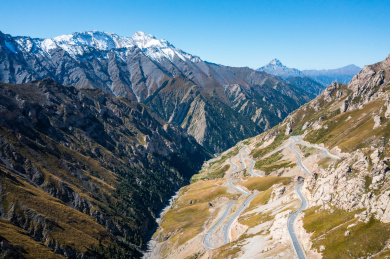 中国新疆独库公路铁力买提达坂雪山自然风光