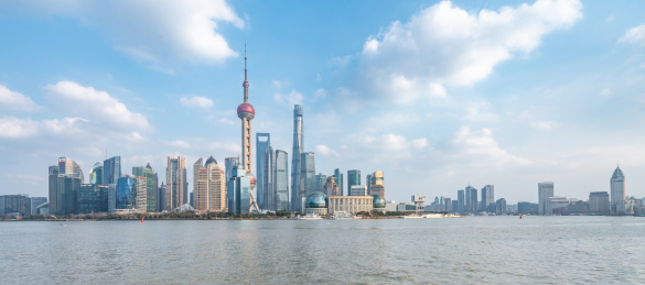 晴天上海浦东新区陆家嘴天际线水平视角