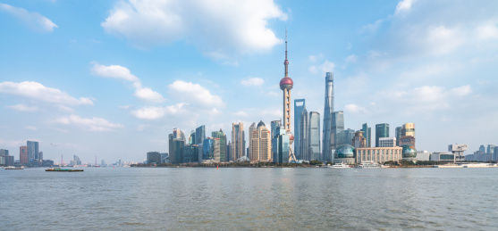 晴天上海浦东新区陆家嘴天际线水平视角