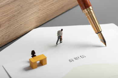 微缩创意辞职信上离开办公室的男性