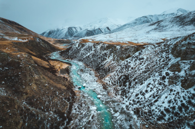 青海果洛州玛沁县雪山乡冬季高原乡村自然
