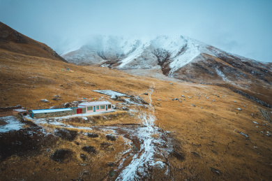 青海果洛州玛沁县雪山乡冬季高原乡村自然