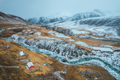 青海果洛州玛沁县雪山乡冬季高原乡村自然