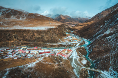 青海果洛州玛沁县雪山乡冬季高原乡村自然
