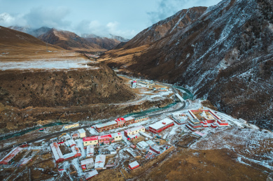 青海果洛州玛沁县雪山乡冬季高原乡村自然