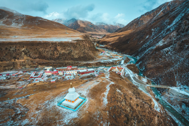 青海果洛州玛沁县雪山乡冬季高原乡村自然