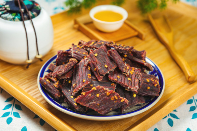 放在盘子中的手撕牛肉干巴