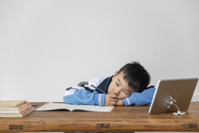 爬在桌子上睡着的小学生