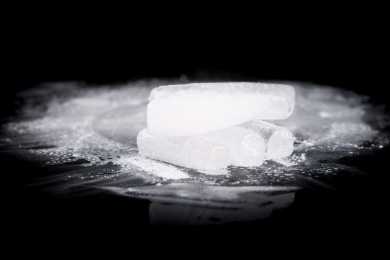 黑底上的干冰块
