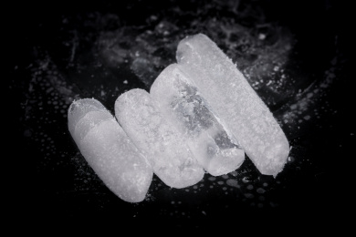 黑底上的干冰块