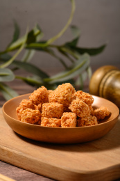 桌面上的盘子里的美味可口的拉面丸子