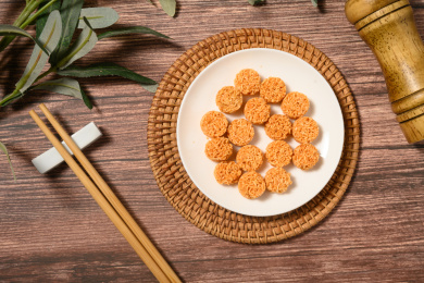 桌面上的盘子里的美味可口的拉面丸子