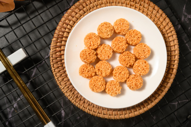 桌面上的盘子里的美味可口的拉面丸子