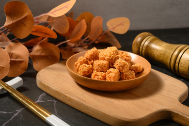 桌面上的盘子里的美味可口的拉面丸子