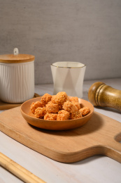 桌面上的盘子里的美味可口的拉面丸子