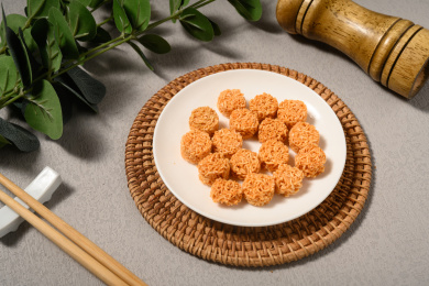 桌面上的盘子里的美味可口的拉面丸子