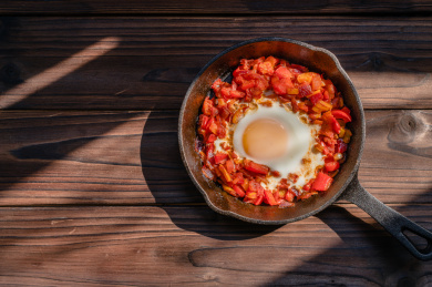 木桌上一份用铸铁锅烹饪的北非蛋