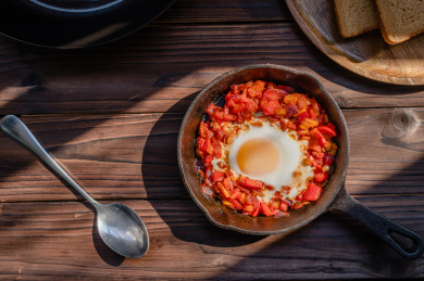 木桌上一份用铸铁锅烹饪的北非蛋