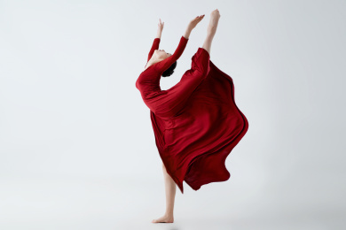 穿着红色长裙翩翩起舞的少女