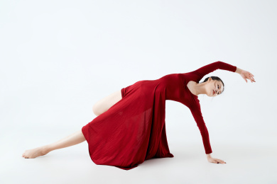 穿着红色长裙翩翩起舞的少女