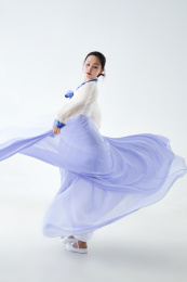 穿着中国朝鲜族传统服饰跳舞的少女
